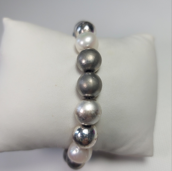 NES Montréal Canada heavy metal Pearl bead bracelet - Picture 2 of 5